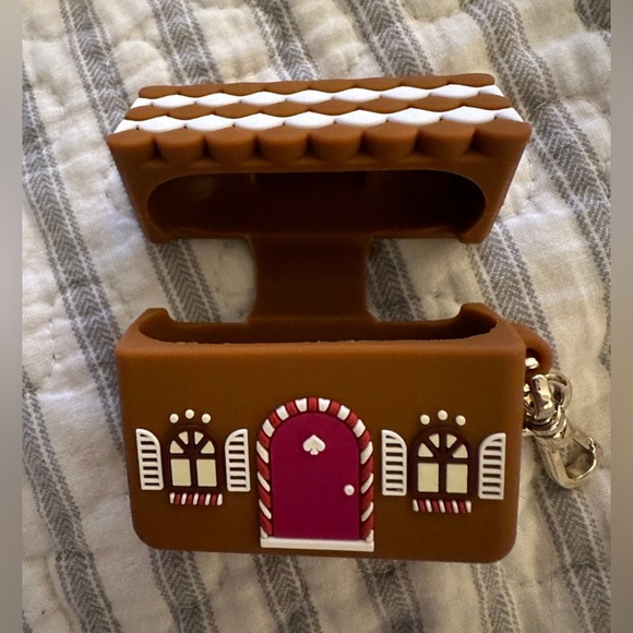 Kate Spade Gingerbread House Holiday Airpod 3rd Generation Silicon Case nib - Picture 3 of 5